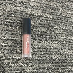 Fifty percent off-Huda Beauty Liquid Matte Lipstick - Sweet Talker